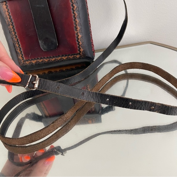 Vintage Hard Shell Tooled Leather Black Tan Red Aztec Graphic Crossbody Bag - Picture 4 of 11